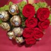 Cuore di rose stabilizzate rosse e dolcetti