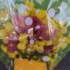 Mimosa in scatola colorata e orchidee
